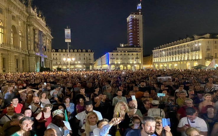 Folla in Piazza Castello a Torino per il No paura Day, manifestazione lanciata due giorni fa via internet per protestare contro il Green pass e l'obbligo vaccinale, Torino, 22 luglio 2021.
ANSA/ALESSANDRO DI MARCO