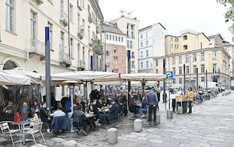 Reopening of restaurants in Turin, 27 April 2021. Coronavirus-related restrictions in most of Italy are eased as of 26 April and most regions return to the moderate-risk yellow zones of the countrys tiered system of coronavirus-prevention measure. ANSA/ALESSANDRO DI MARCO