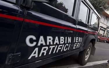 Vigili del Fuoco ed artificieri dei Carabinieri sono intervenuti per un allarme bomba iin un bar vicino alla Procura di Roma, 17 gennaio 2014 .
ANSA/MASSIMO PERCOSSI