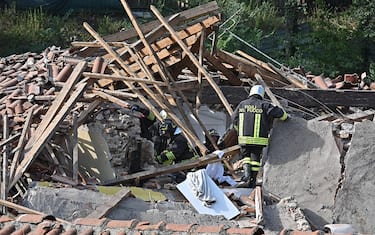 La palazzina di due piani in strada bramafame crollata forse per un esplosione, Torino,  24 agosto 2021. Due persone sono state estratte vive. ANSA/ALESSANDRO DI MARCO