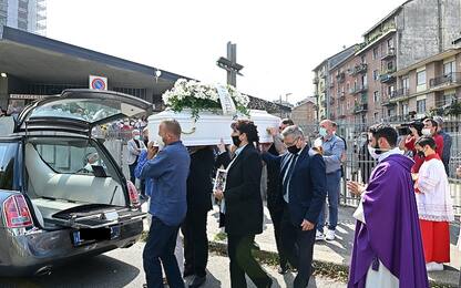 Torino, folla ai funerali del bimbo morto nel crollo della palazzina