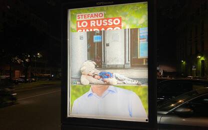 Torino: street artist 'oscura' cartelloni elettorali candidati sindaco