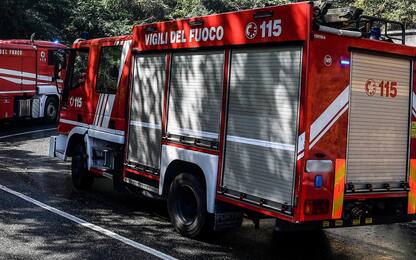 Incendio in un campo Rom a Napoli, sul posto i vigili del fuoco