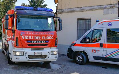 Lucca, spara e ferisce vigile del fuoco: ora barricato in casa