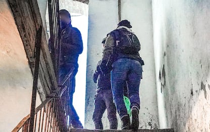 Agenti aggrediti a Torino, controlli della polizia in un condominio