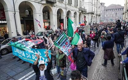 Protesta No Green pass a Torino, tensione anarchici e estrema destra