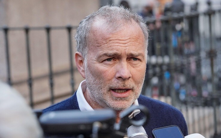 Paolo Damilano Il candidato sindaco del centrodestra, Paolo Damilano, parla con i giornalisti davanti davanti alla sede del Comune dopo la sconfitta al ballottaggio delle elezioni amministrative di Torino contro il Dem Stefano Lo Russo, 18 ottobre 2021.
ANSA/JESSICA PASQUALON