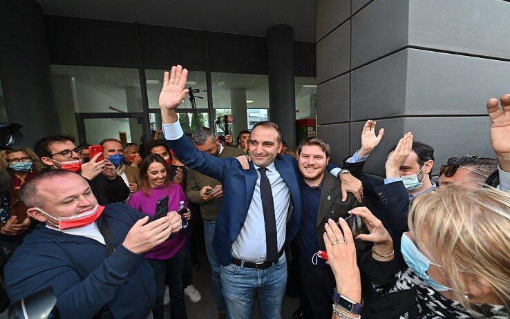 COMUNALI STEFANO LO RUSSO VINCITORE A TORINO Il nuovo sindaco di Torino, Stefano Lo Russo, centrosinistra, al comitato elettorale, Torino,18 ottobre 2021. "Non nego emozione. Questa vittoria la dedico a una persona che per me è stato un maestro, un padre, una guida, don Aldo Rabino". Sono le prime parole di Stefano Lo Russo, che al suo comitato elettorale commenta l'esito dello spoglio del ballottaggio. Salesiano, storico cappellano del Torino, è stato il sacerdote, morto nel 2015, ad avviare Lo Russo al volontariato e alla politica. ANSA/ALESSANDRO DI MARCO