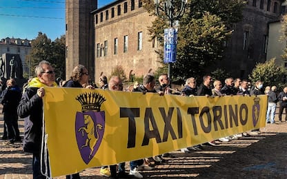 Sciopero dei tassisti a Torino, trecento in corteo
