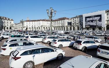 Un momento della protesta dei taxi contro il ddl Concorrenza, Torino, 24 Novembre. L'adesione è totale visto che per la prima volta dopo tanti anni la giornata di mobilitazione è stata decisa da tutte le sigle sindacali, che chiedono lo stralcio dell'articolo 8 dal disegno di legge e l'avvio delle riforme previste dalla normativa approvata nel 2019. ANSA/JESSICA PASQUALON