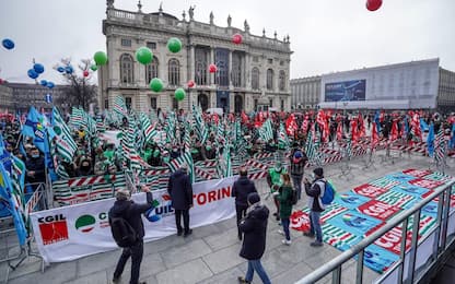Torino, migliaia di lavoratori in piazza contro la Legge di bilancio