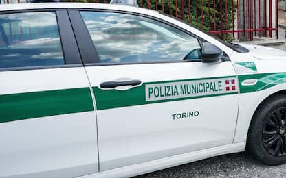 Torino, in contromano per scappare dai vigili: una denuncia e 17 multe