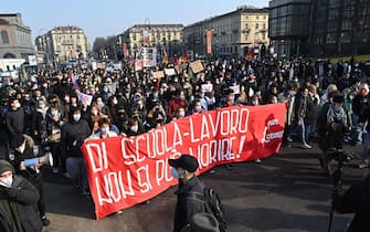 Un momento della manifestazione degli studenti a Torino, 4 febbraio 2022. ANSA/ALESSANDRO DI MARCO