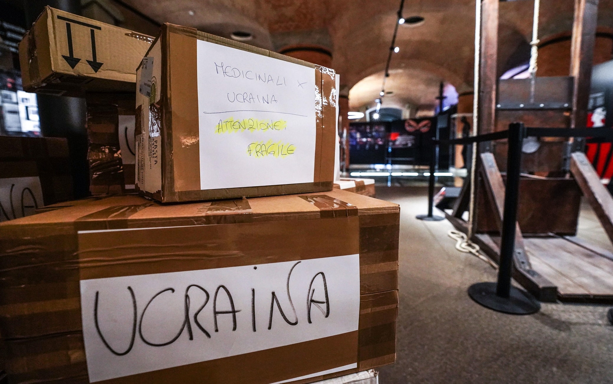 Gli scatoloni dei farmaci donati per l'Ucraina tra le sale della mostra su Diabolik alla Mole Antonelliana di Torino, 2 marzo 2022 ANSA/JESSICA PASQUALON