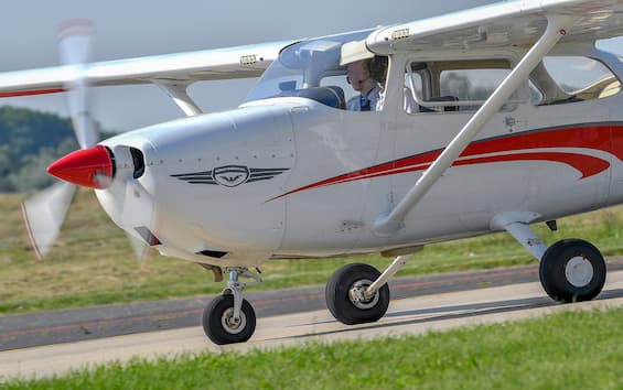 Novi Ligure: vole un avion Cessna dans un hangar et s’arrête dans le ciel français