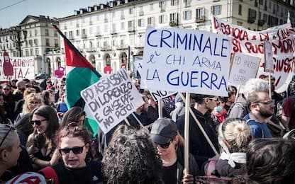 Torino, tensione al corteo dell'1 maggio: doppia carica della polizia