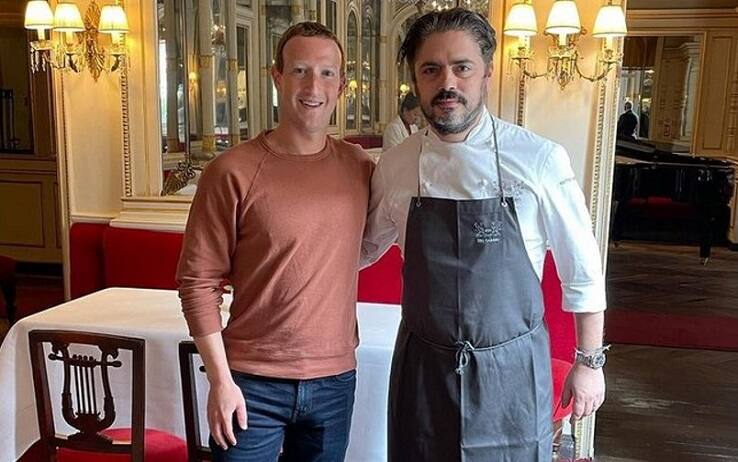 Mark Zuckerberg e Matteo Baronetto nel ristorante Del Cambio di Torino (foto dal profilo Instagram di Matteo Baronetto)