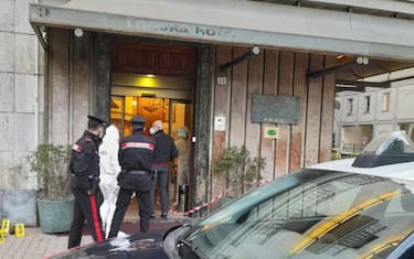 La polizia scientifica sul luogo dove il portiere del Londra hotel, un quattro stelle nei pressi della stazione, è stato trovato morto in una pozza di sangue da un passante ad Alessandria,9 maggio 2022.
ANSA/Elena Girani