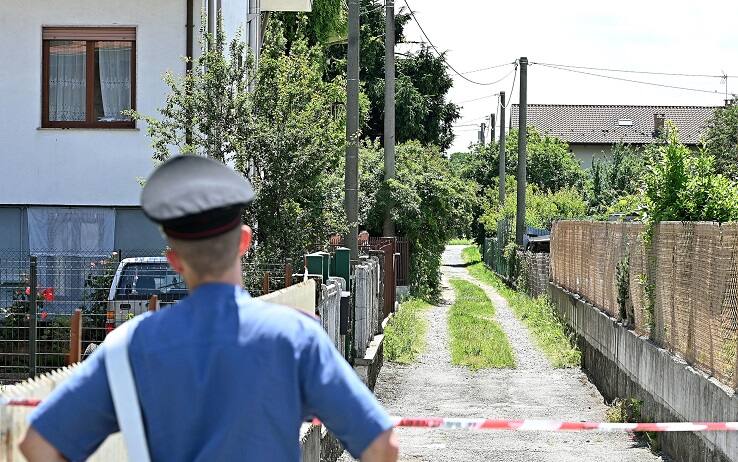 I carabinieri e i RIS nell'abitazione dove un ex agente di polizia ha sparato alla madre e si è tolto la vita a Nole, Torino, 26 maggio 2022 ANSA/ALESSANDRO DI MARCO