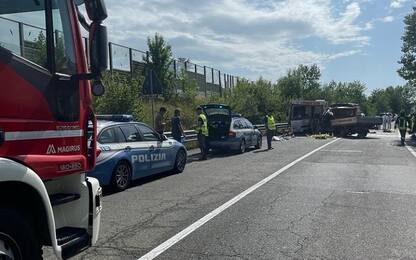 Alessandria, incidente tra furgone e camion a Strevi: 4 morti