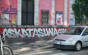 torino Sono 17 in tutta Italia le misure cautelari che sono in via di esecuzione da parte della polizia nell'ambito di un'indagine sugli ambienti dei centri sociali sugli incidenti avvenuti nel settembre del 2017 in occasione del vertice del G7 a Venaria Reale, 4 luglio 2019. Nove sono a Torino, le altre sono a Firenze, Roma, Venezia, Bari e Modena. I provvedimenti riguardano i vertici di Askatasuna, il maggiore centro sociale di Torino, e i leader di centri sociali di altre citt‡ italiane. ANSA/ TINO ROMANO