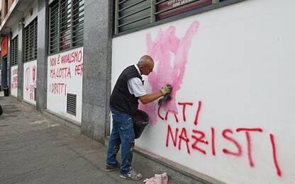 Torino, scritte No Vax davanti alla sede della Cgil