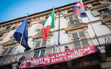 Alcune attiviste di Extinction Rebellion scalano il palazzo della Regione Piemonte in Piazza Castello per protestare contro i cambiamenti climatici, Torino, 25 luglio 2022. ANSA/TINO ROMANO