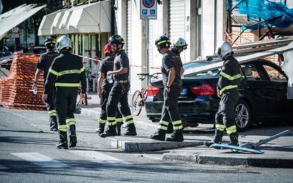 Torino, auto sbanda e finisce contro ponteggio: ferito conducente