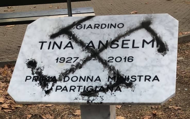 La svastica sulla lapide dedicata a Tina Anselmi a Torino