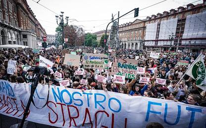 Torino, corteo del movimento Fridays For Future in centro