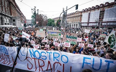 Corteo dei ragazzi di Friday for future per protestare contro i cambiamenti climatici. Torino 23 settembre 2022 ANSA/TINO ROMANO