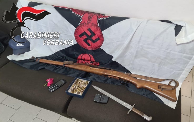 Le armi e la bandiera con il simbolo della svastica
