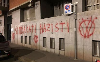 Torino, imbrattata sede Cisl. Il sindacato: "Non ci faremo intimidire"