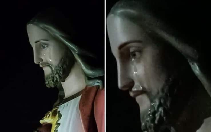 Le lacrime della statua del Cristo a Stupinigi (foto: Facebook)