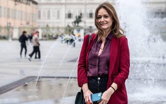 La nuova direttrice del Salone internazionale del Libro, Annalena Benini, posa in piazza Castello a Torino prima della conferenza stampa di presentazione del 3 aprile 2023 ANSA/JESSICA PASQUALON