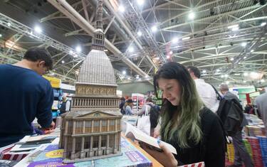 ITALY, TURIN, PIEDMONT - 2019/05/09: A girl reads a book near a statue of the Mole Antonelliana during of the Turin International Book Fair.
The Turin International Book Fair is the most important Italian event in the field of publishing, taking place at the Lingotto Fiere congress center in Turin once a year, in the month of May. (Photo by Stefano Guidi/LightRocket via Getty Images)