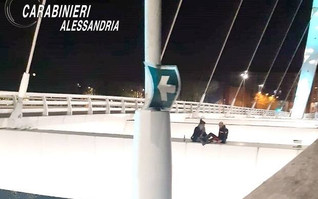 Carabiniere salva ragazza che voleva buttarsi dal ponte Meier ad Alessandria