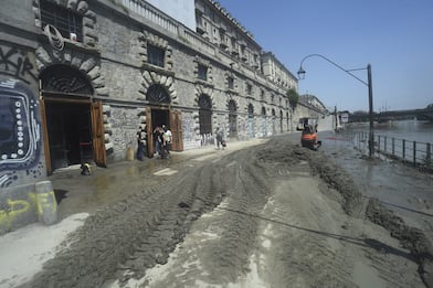 Torino, ripulite le sponde del Po dal fango dopo la piena ai Murazzi
