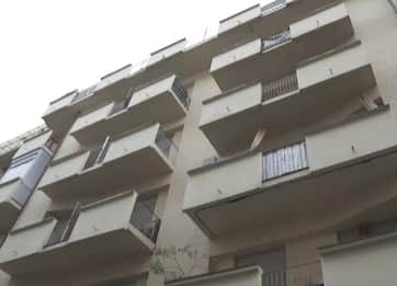 Bambina cade da balcone a Torino, presa al volo da passante: è salva