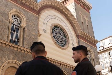 Torino, uomo armato di coltello vicino alla sinagoga: bloccato