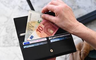Inflazione Un portafoglio con banconote in euro, Genova 14 marzo 2018
ANSA/LUCA ZENNARO