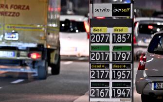 Un distributore in via Gianturco a Napoli espone i prezzi dei carburanti  dove si legge che un litro di benzina 'Servito' ha superato la soglia dei due euro, 11 gennaio 2023. ANSA / CIRO FUSCO