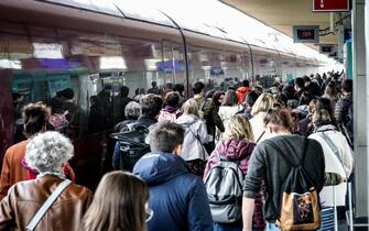 Disagi alla stazione di Torino Porta Nuova con ritardi e cancellazione treni in seguito incidente ferroviario merci a Firenze. Torino 20 aprile 2023 ANSA/TINO ROMANO 