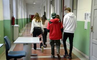 Milano, Studenti in aula seduti ai banchi, lezioni in aula, ragazzi nei corridoi, Scuola Agnesi Studenti in aula in presenza, seduti ai banchi, lezioni in aula, ragazzi nei corridoi della Scuola Agnesi (Milano - 2020-10-23, Maurizio Maule) p.s. la foto e' utilizzabile nel rispetto del contesto in cui e' stata scattata, e senza intento diffamatorio del decoro delle persone rappresentate