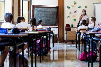Studenti in un aula ricavata dalla chiesa dell'Istituto ''La Salle Aventino Pio IX'' il primo giorno di ripresa delle scuole durante l emergenza per il Covid-19, Roma, 14 settembre 2020.  ANSA/ANGELO CARCONI