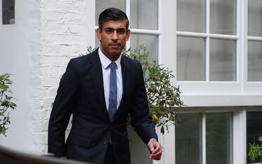 epaselect epa10262399 Il candidato alla leadership del Partito conservatore Rishi Sunak lascia la sua casa a Londra, Gran Bretagna, il 24 ottobre 2022. I parlamentari conservatori dovranno decidere chi vogliono essere il nuovo leader del partito nella prima fase del concorso per la leadership .  Tuttavia, se uno dei due candidati non riesce a raggiungere le 100 nomine, il contendente con più di 100 nomine diventerà leader del partito e primo ministro.  EPA/ANDY PIOGGIA