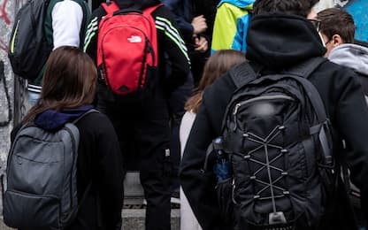 Modena, picchiano 11enne davanti a scuola e gli rompono la mandibola