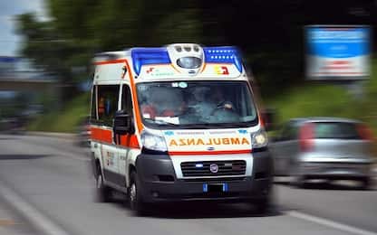 Incidente nel Cremonese, auto finisce contro recinto: morto 20enne