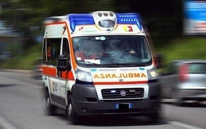 Piacenza, camion con acido travolge auto: un morto e 7 intossicati