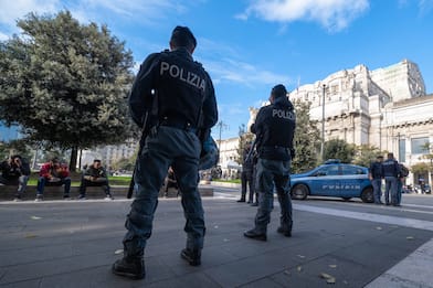 Nuova aggressione a Milano, agente spara e ferisce 36enne a Centrale
